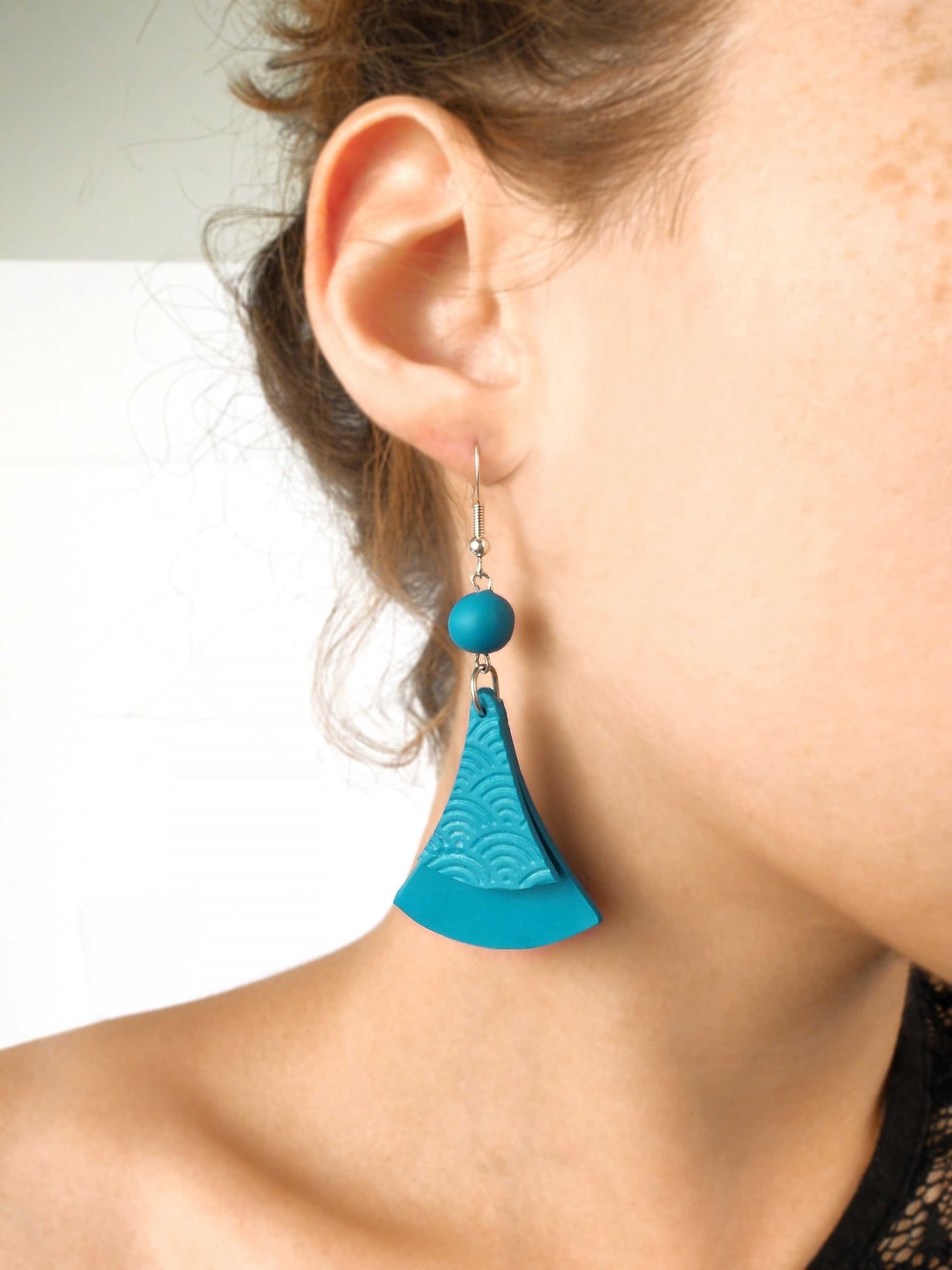 Détail de la boucle d'oreille portée du kit création de bijoux parure pour adulte turquoise en pâte fimo