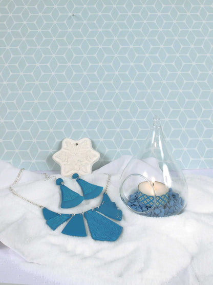 Mise en scène décorative du kit création de bijoux parure pour adulte turquoise en pâte fimo