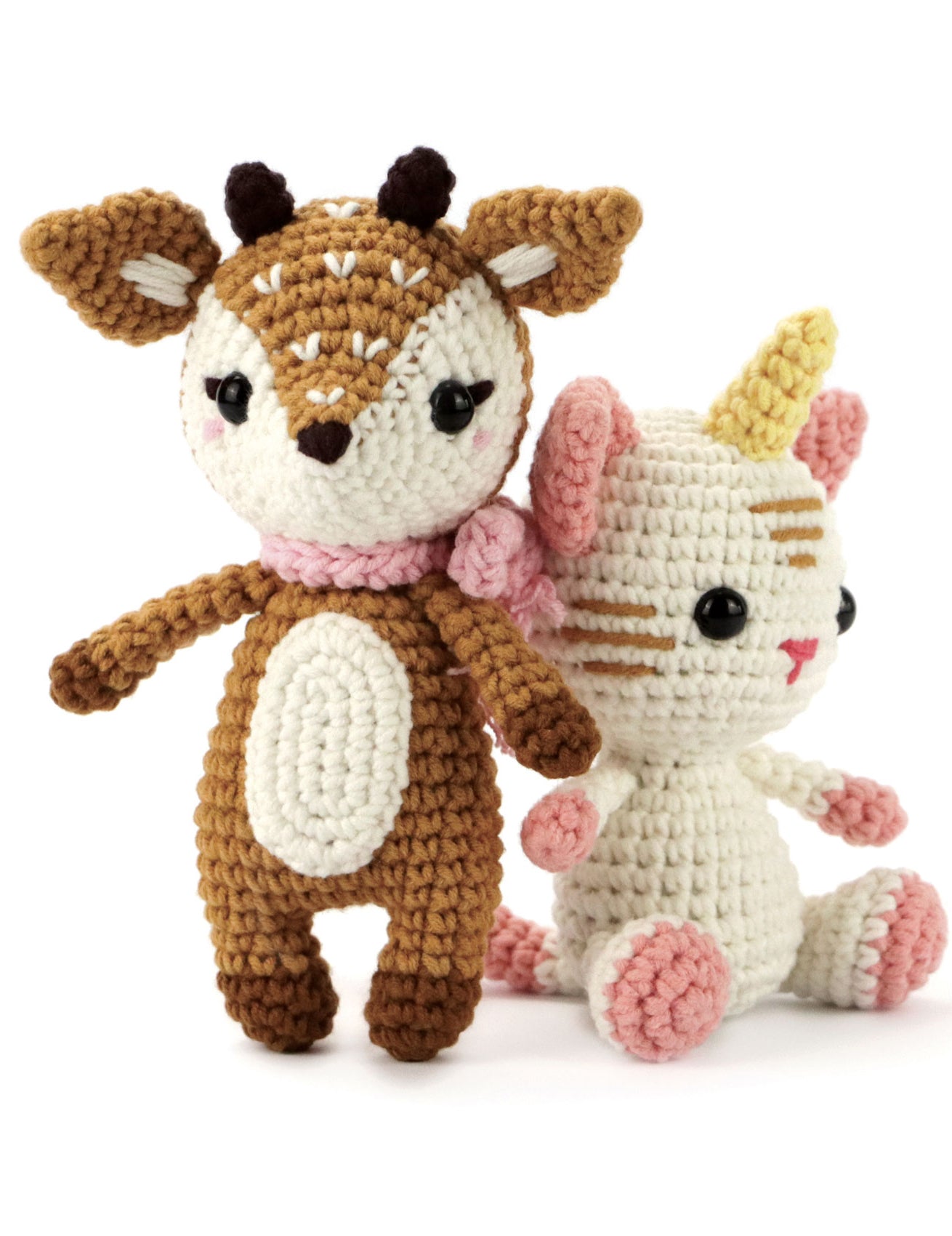 Amigurumi de faon aux côtés du kit crochet amigurumi chat-licorne