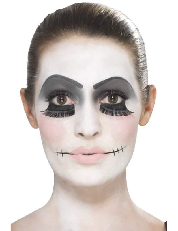 Krupni plan završnog izgleda kompleta šminke za lutku halloween