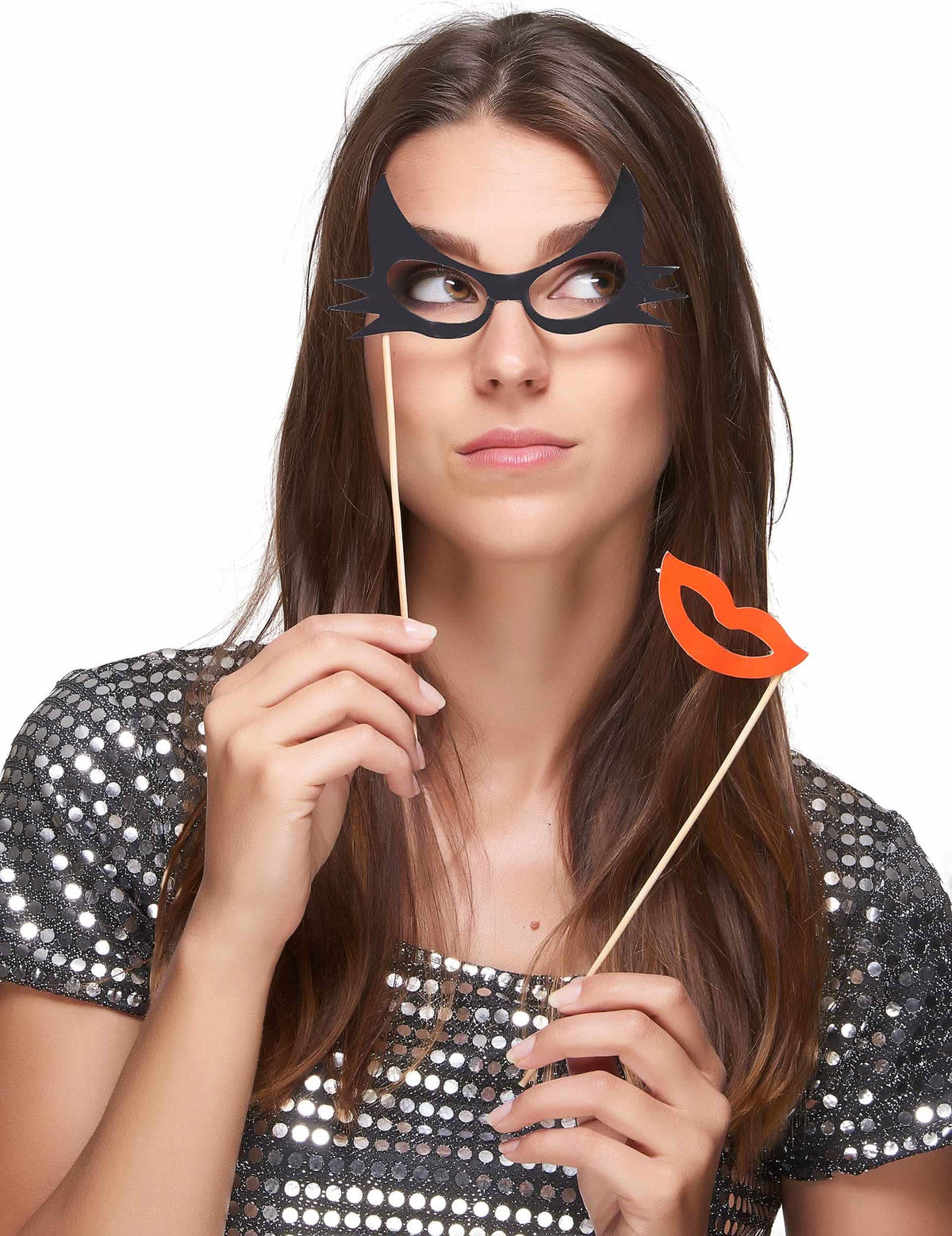 Postavljanje maske mačke i usta iz seta photobooth od 12 komada naočale i brkovi