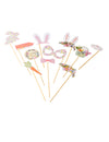 Gros plan sur l'accessoire Joyeuses Pâques du kit photobooth lapinou liberty pâques