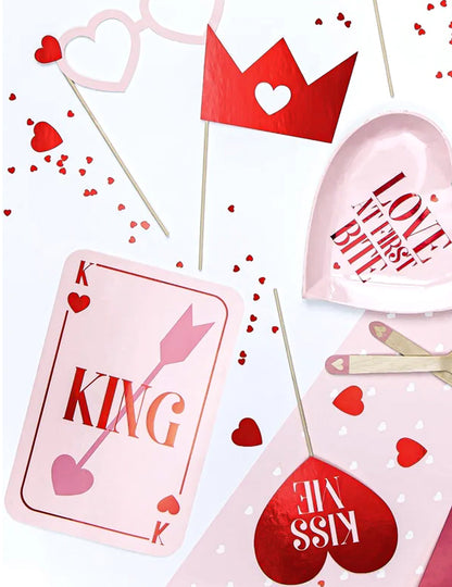 Gros plan sur les accessoires du kit photobooth love is in the air