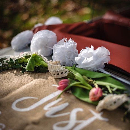 Kompletan rustikalni set za vjenčani automobil od jute i čipke za mladenku i mladoženju, tek vjenčane