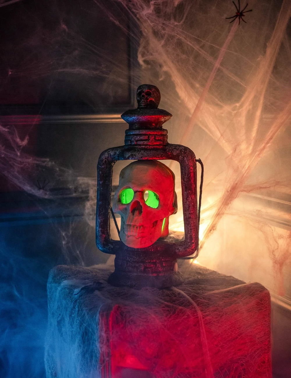 Detalj zelenog svjetlosnog efekta Halloween lampiona lubanje
