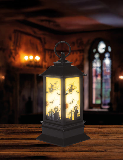 Mise en scène sur une table en bois de la lanterne lumineuse Halloween