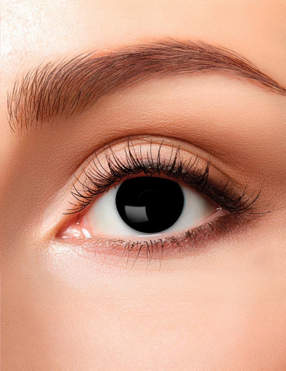 Gros plan sur la lentille noire des lentilles duo pour adulte jaune et noir