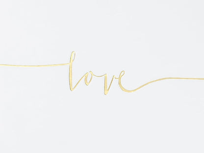 Gros plan sur les lettres dorées du livre d'or love