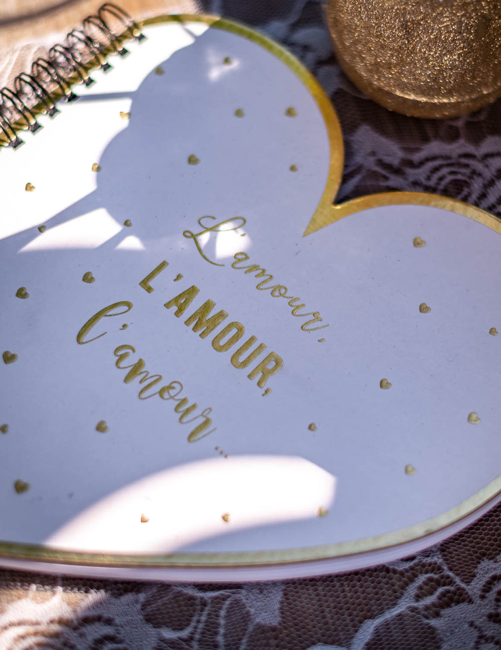 Gros plan sur l'écriture dorée du livre d'or forme cœur l'amour pour mariage