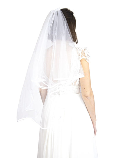 Dugi bijeli vjenčani veo