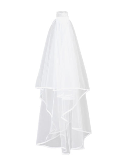 Dugi bijeli vjenčani veo