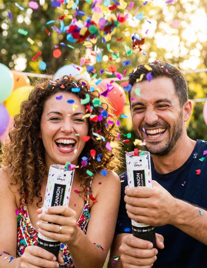 Mise en situation du lot de 2 canons à confettis multicolores en papier
