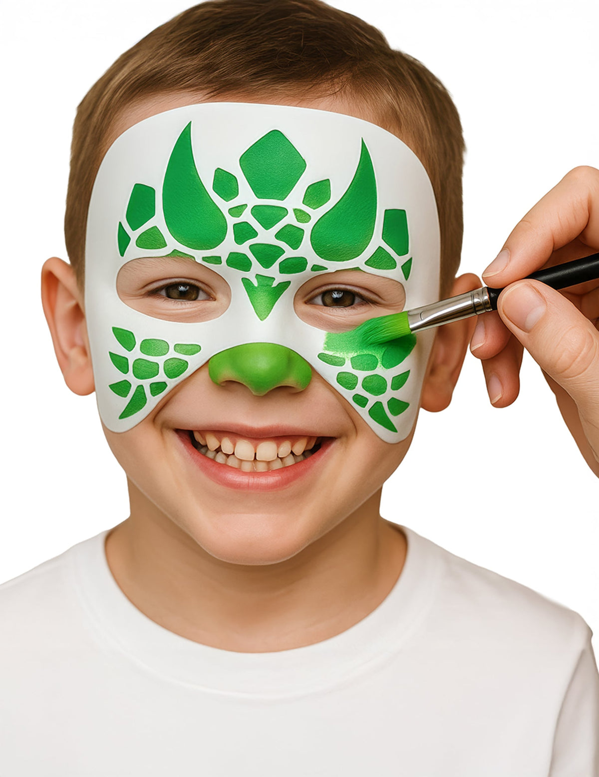 Application au pinceau du lot de 4 pochoirs maquillage animaux pour enfant