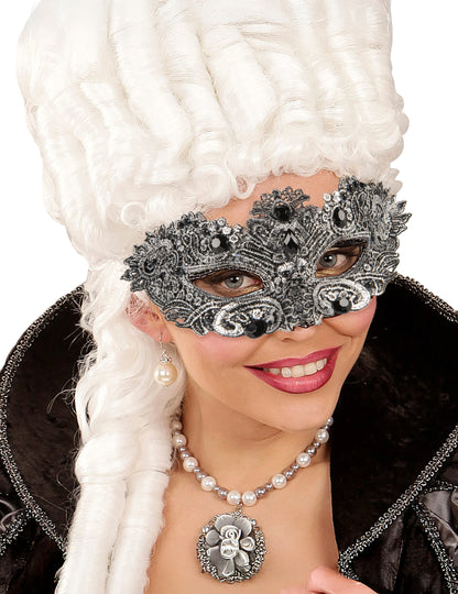 Drevni srebrni vuk s odraslim kamenjem