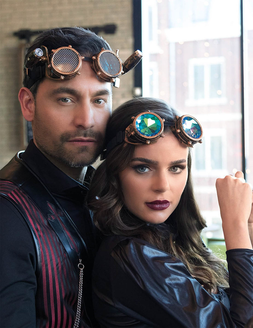 Situacijska fotografija para s naočale s prizmatskim lećama steampunk