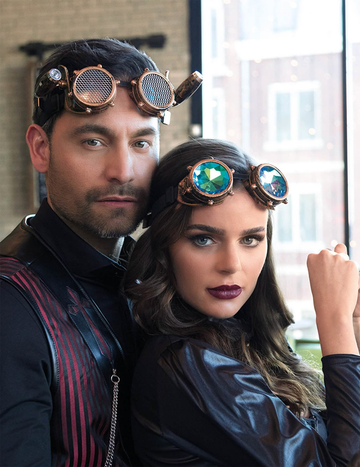 Situacijska fotografija para s naočale s prizmatskim lećama steampunk