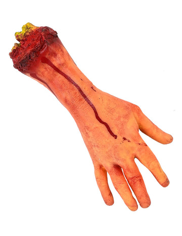 Odsječena, krvava ruka u prirodnoj veličini