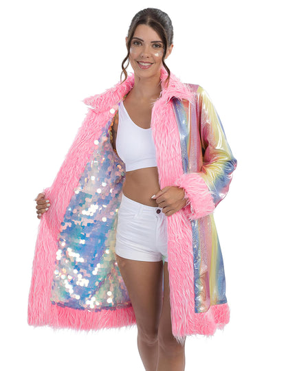 Détail de la doublure à paillettes du manteau réversible à paillettes et fausse fourrure