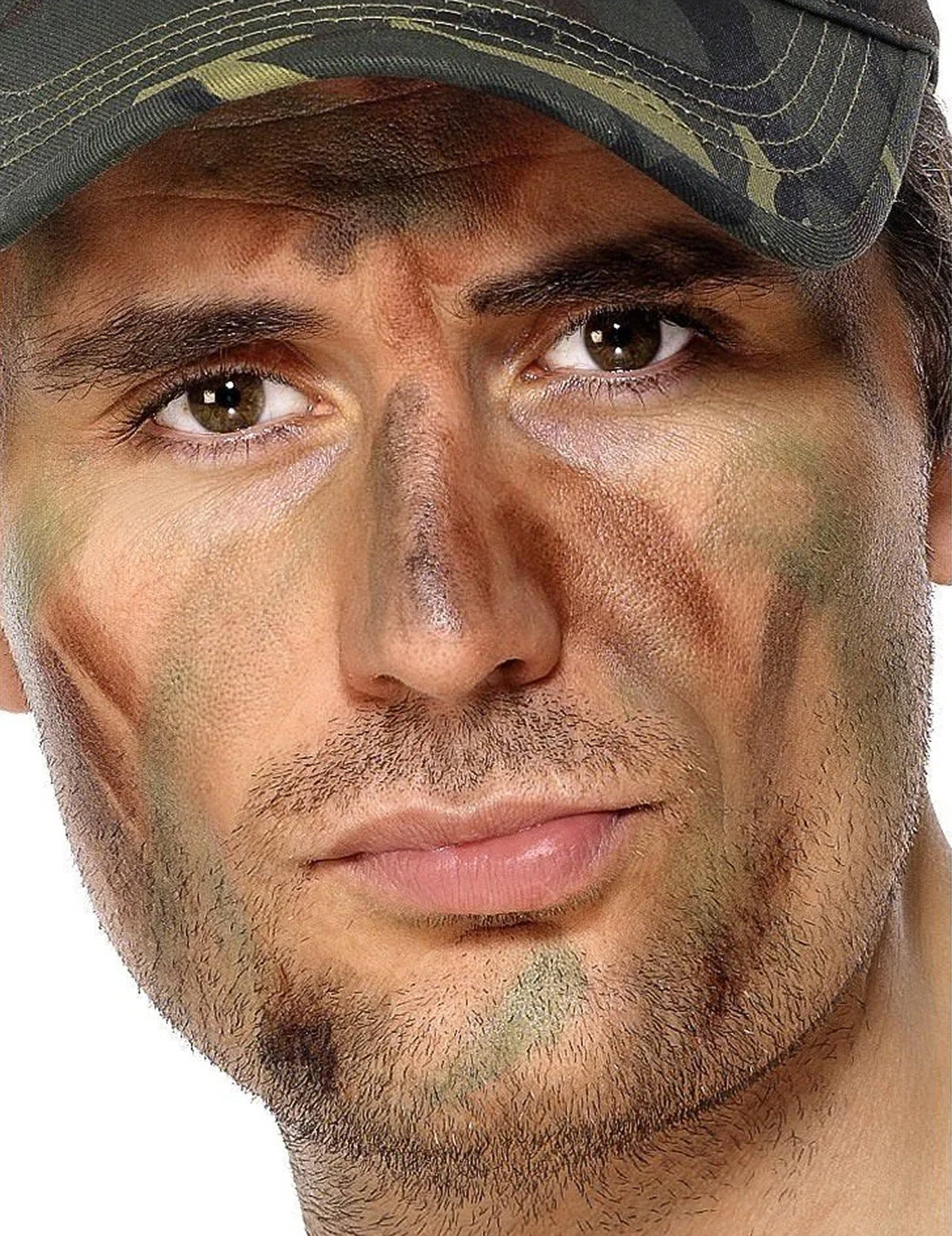 Gros plan sur le visage du maquillage militaire