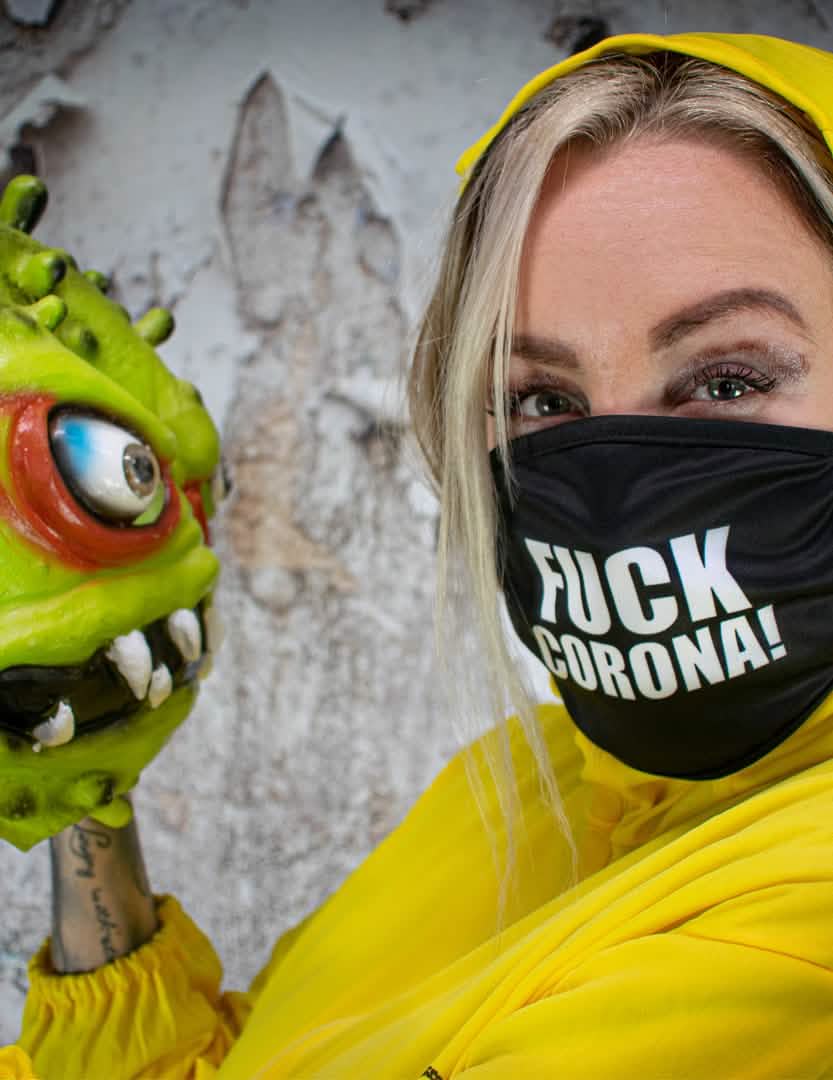 Postavljanje maske koja prekriva nos s otiskom Fuck Corona