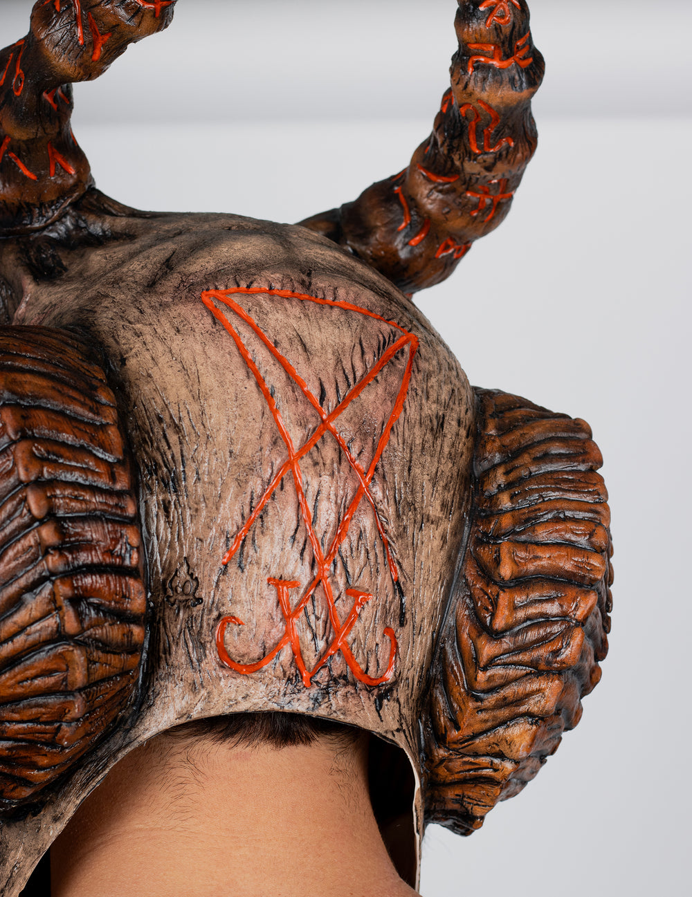 Gros plan sur le symbole orange à l'arrière du masque intégral monstre de l'apocalypse