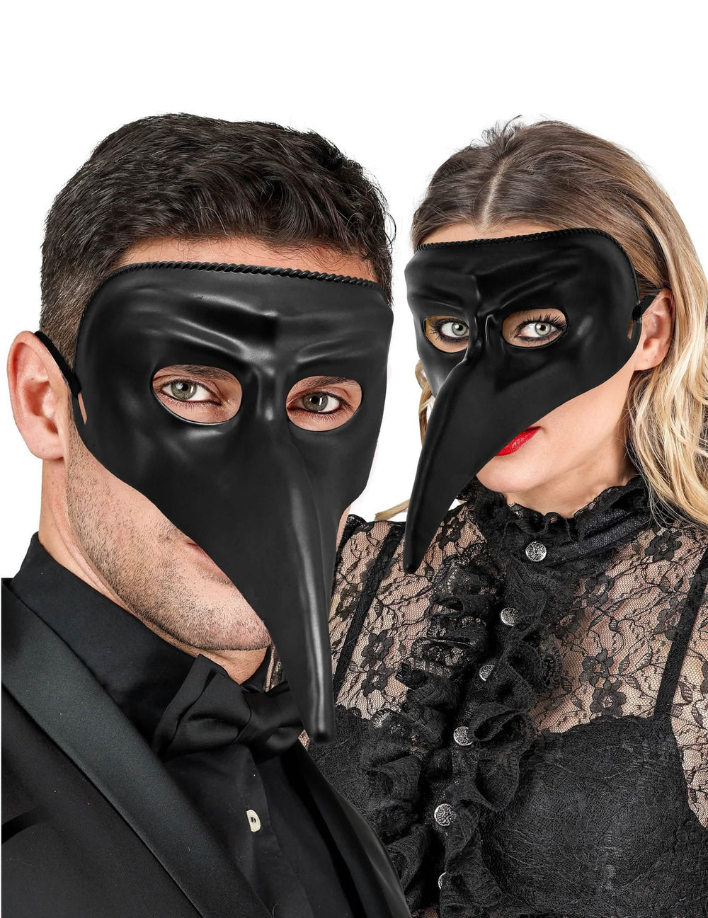 Pogled sa strane na odraslu crna masku s dugim nosom koju nose žena i muškarac.