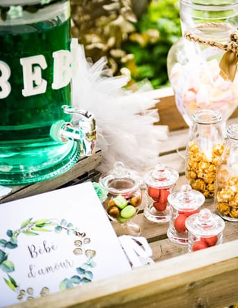 Mise en situation sur table de fête de la mini bonbonnière confiseur sur pied en verre