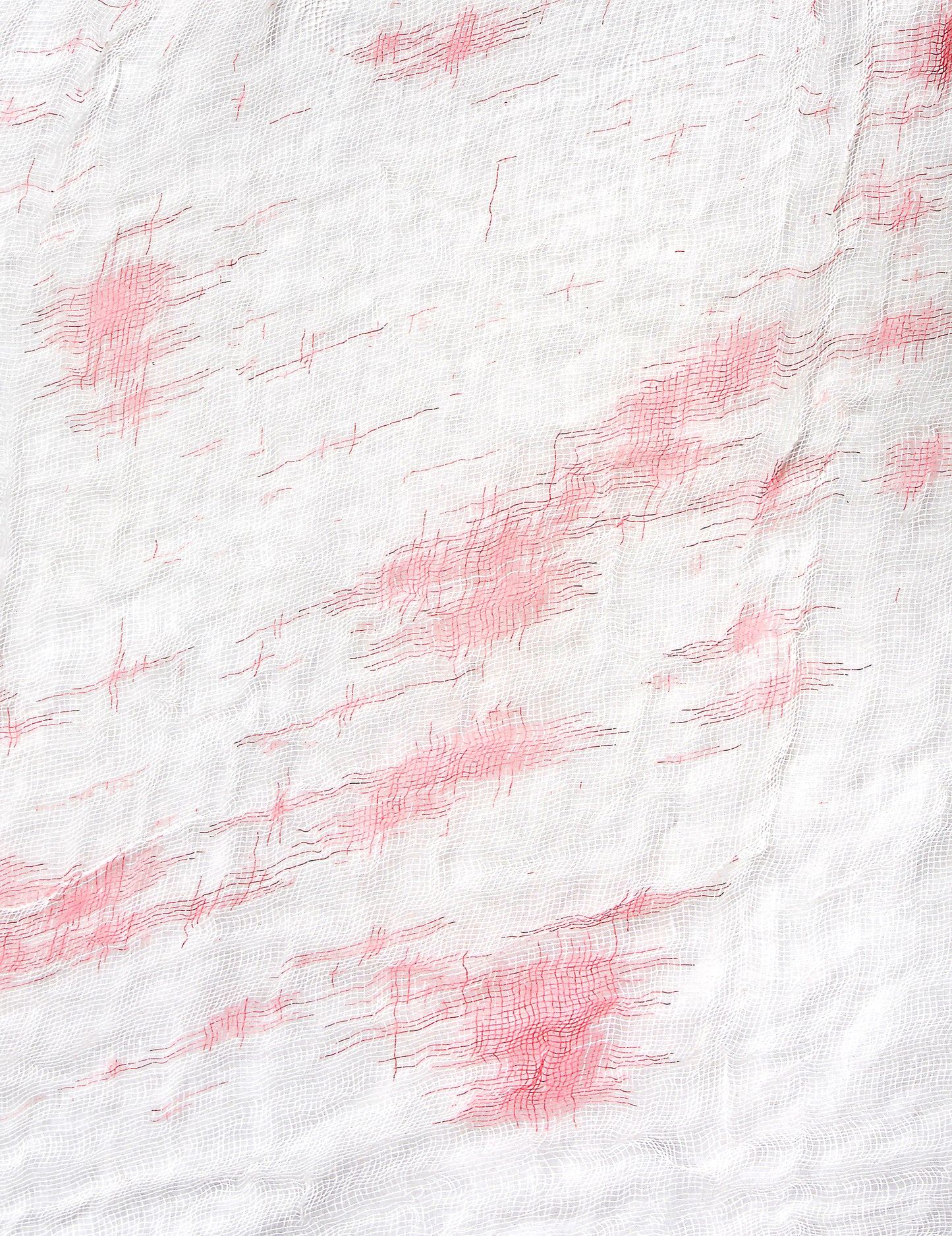 Gros plan sur la texture de gaze de la nappe blanche ensanglantée