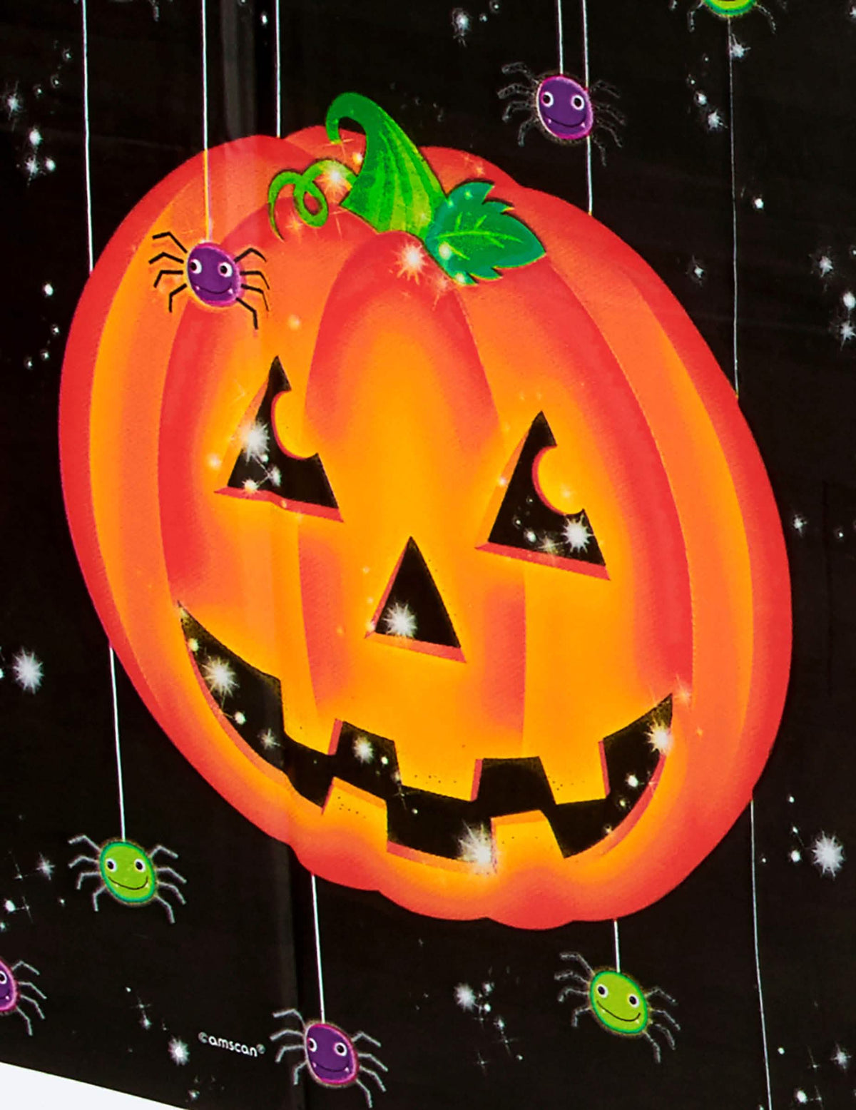 Krupni plan na uzorak bundeve i pauke na plastičnom stolnjaku s bundevama za halloween