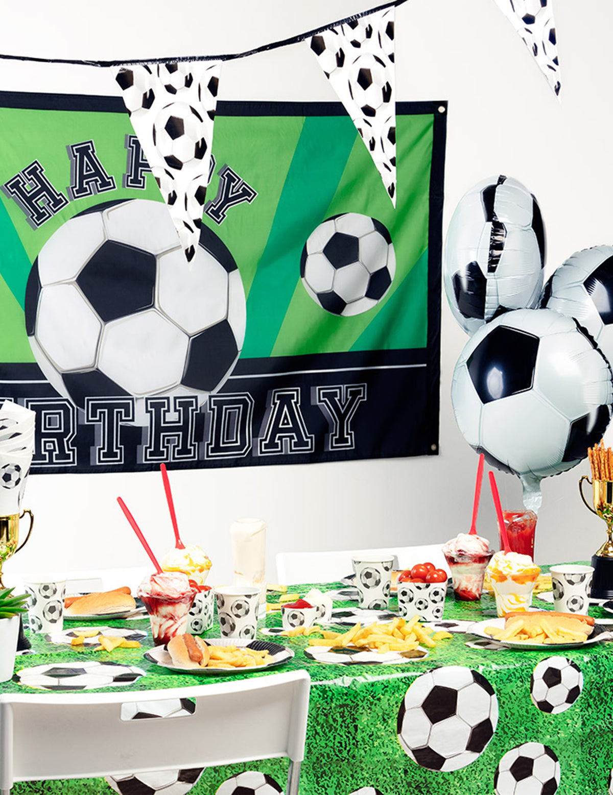 Mise en situation de la nappe en plastique Football sur une table de fête