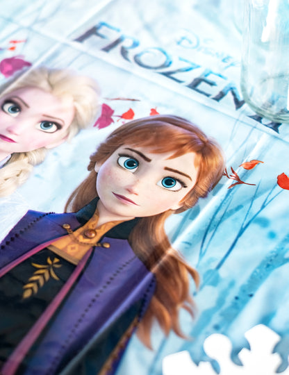Gros plan sur l'illustration d'Anna de la nappe en plastique La Reine des Neiges 2