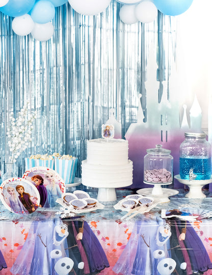 Mise en scène d'un buffet d'anniversaire avec la nappe en plastique La Reine des Neiges 2