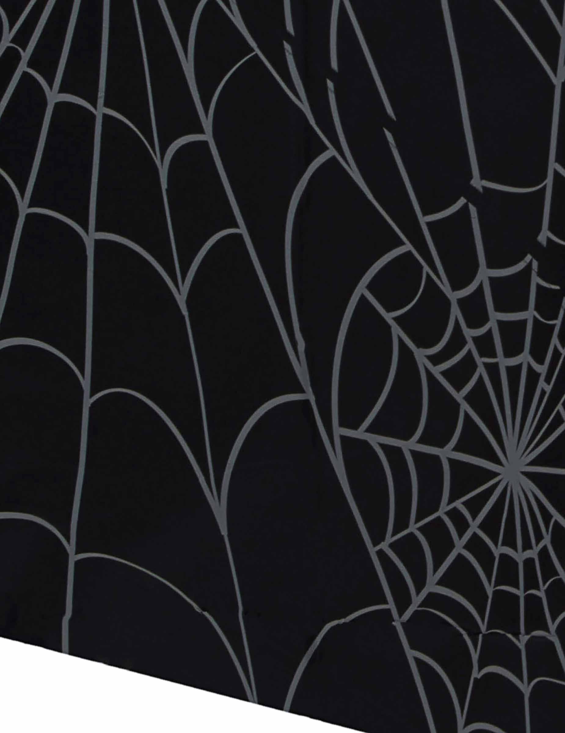 Détail du motif de la nappe en papier toiles d'araignées