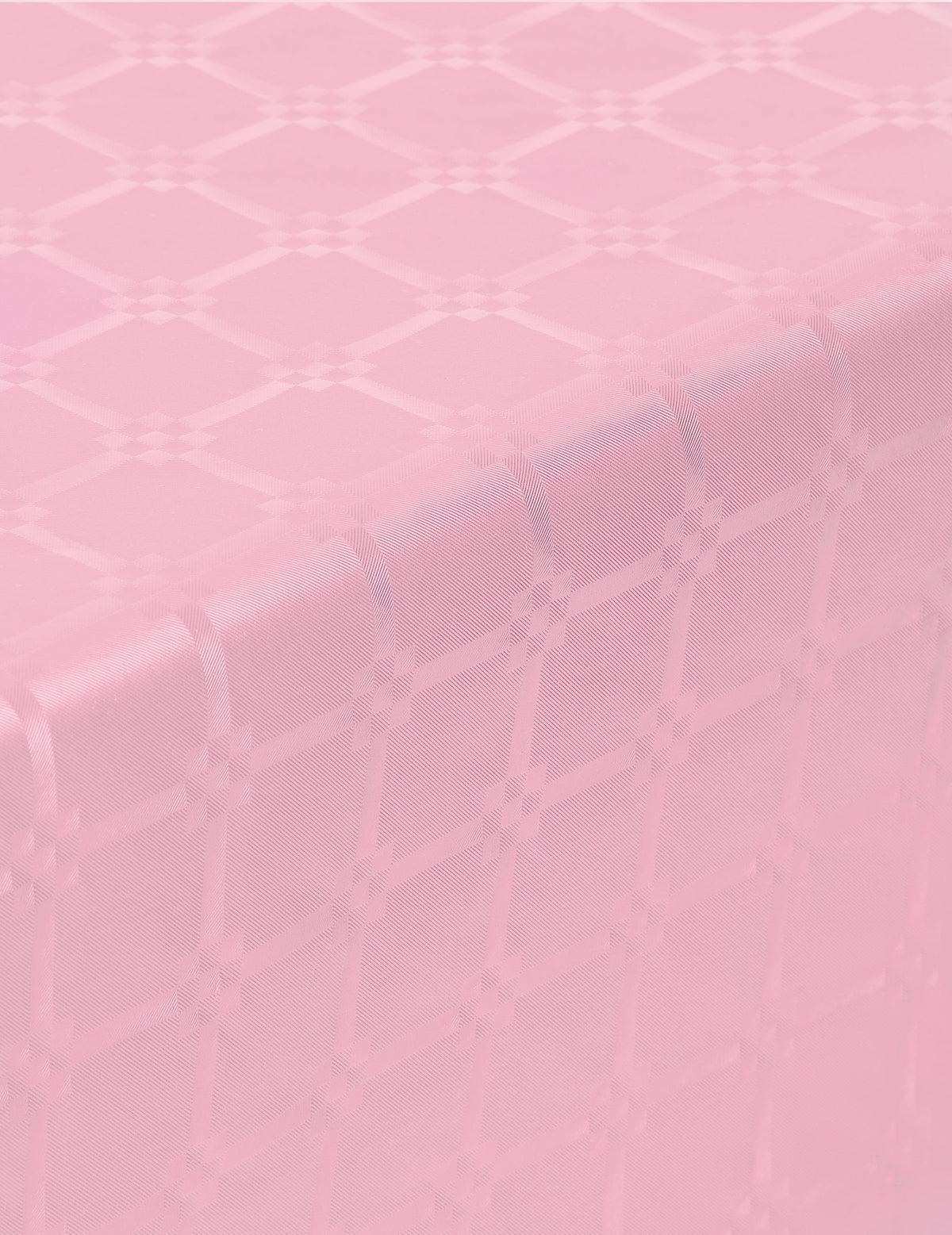 Détail des motifs de la nappe en rouleau papier damassé rose pastel