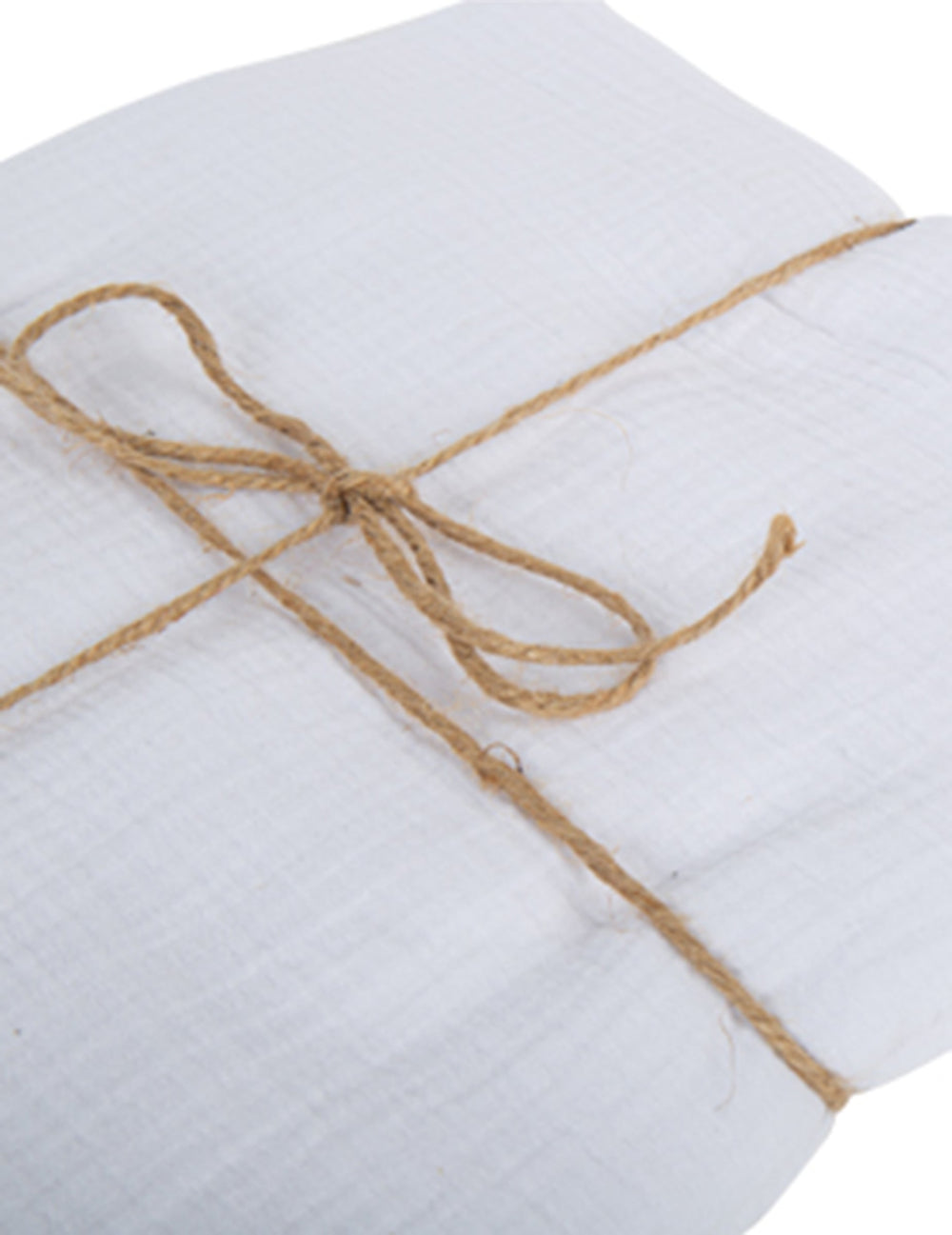 Détail du pliage avec ficelle de la nappe gaze de coton blanche chic et douce