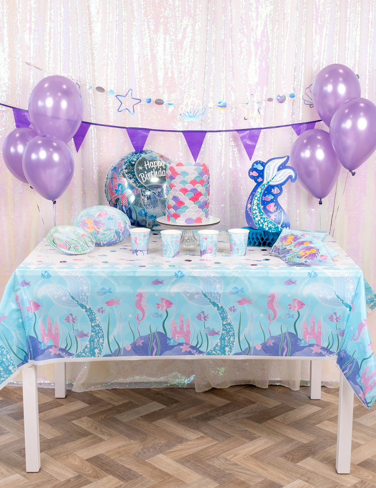 Vue d'ensemble de la table de fête avec la nappe plastique jolie sirène