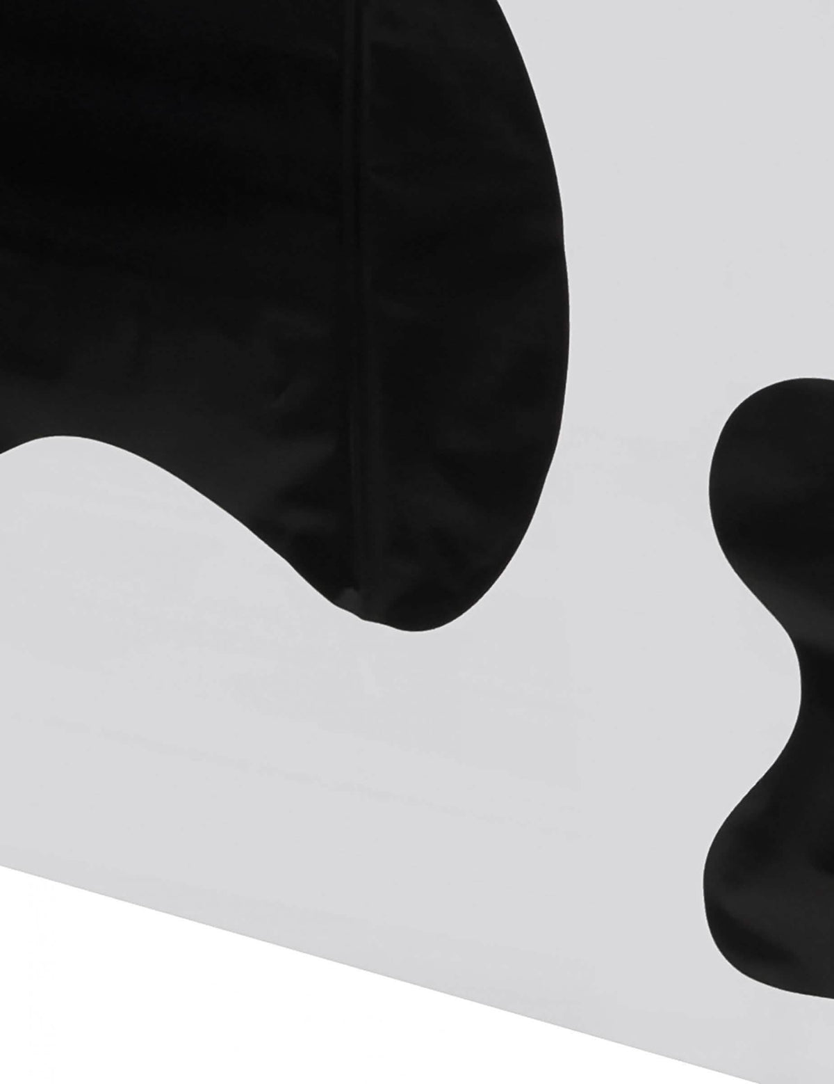 Detalj crnog uzorka s mrljama na plastičnom stolnjaku s kravljim uzorkom za ukras za zabavu
