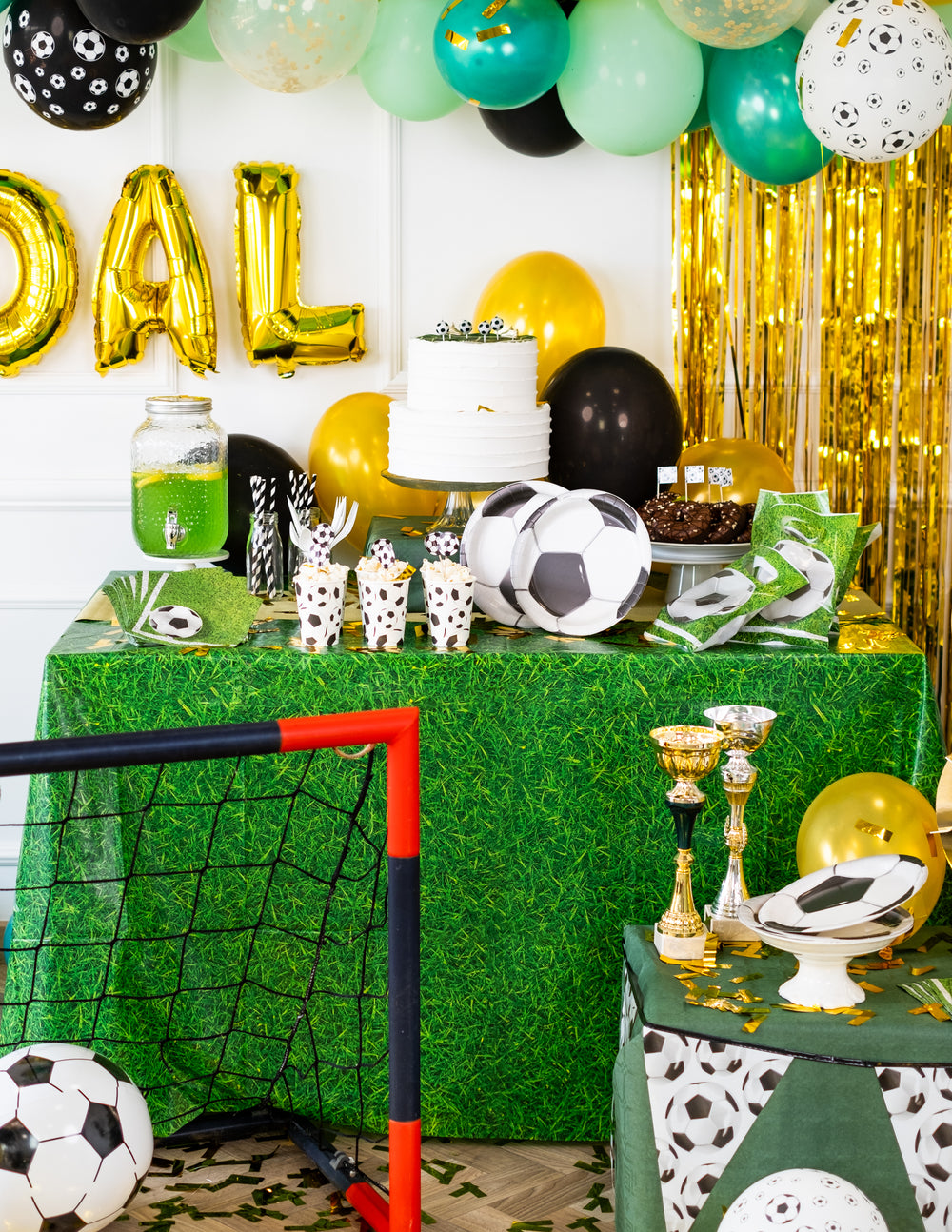 Mise en scène pour un anniversaire football de la nappe effet herbe verte en plastique