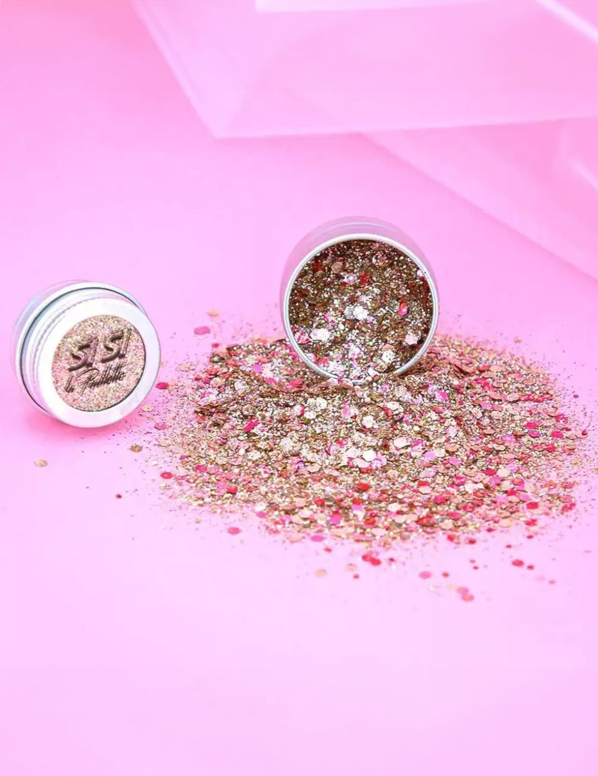Vue du pot ouvert et étalage des paillettes biodégradables Vegas bébé