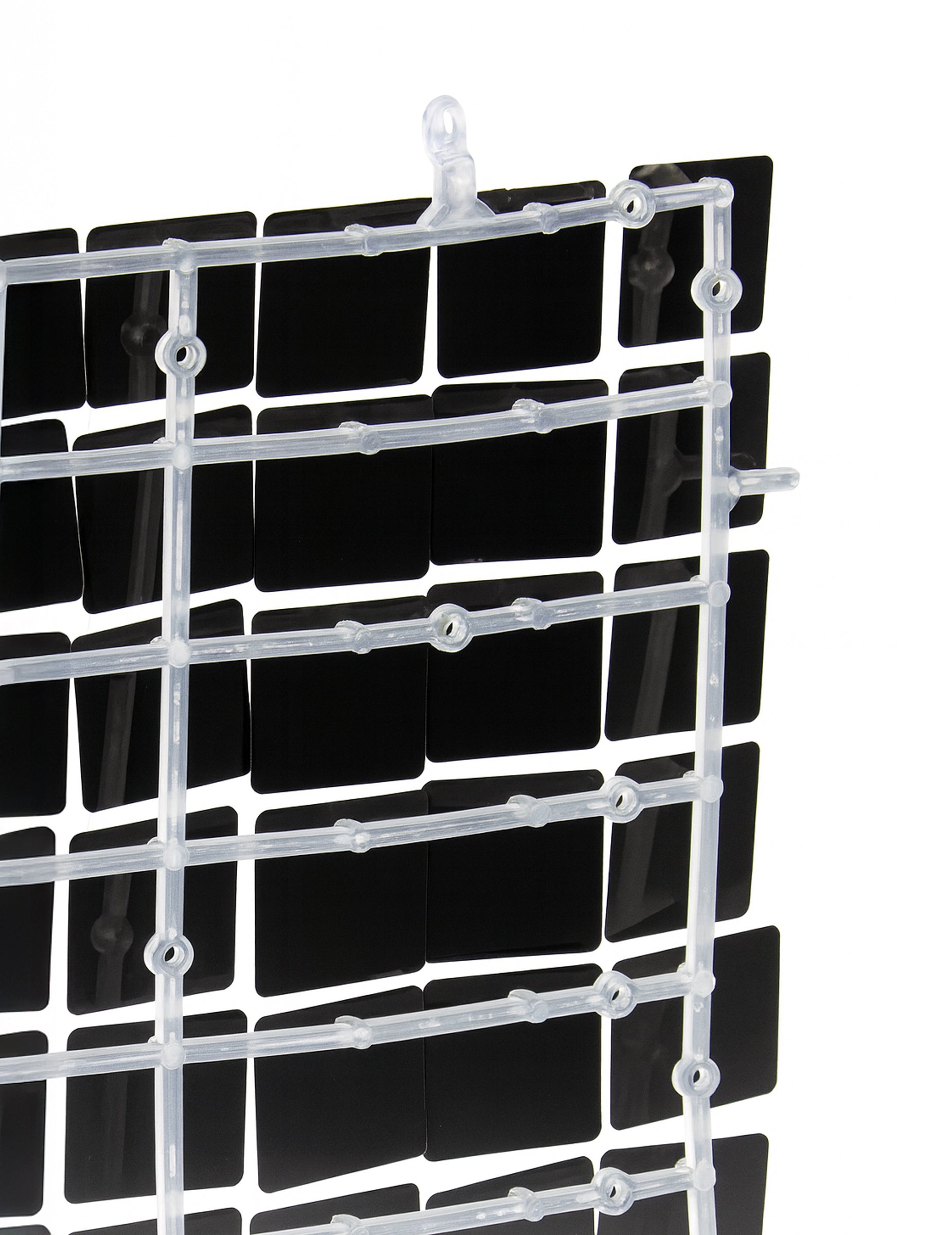 Détail de la structure au dos du panneau de fond noir brillant pour fête noir à sequins