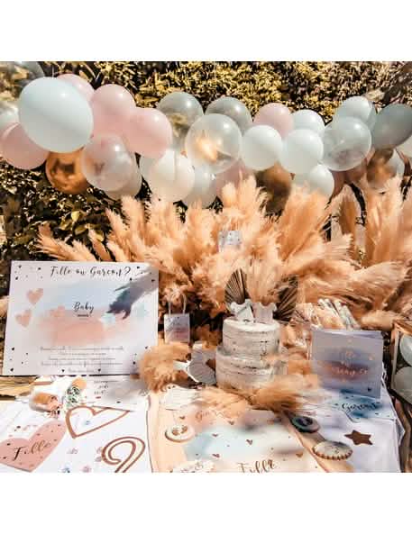 Postavljena scena u svečanom dekoru s pločom igra djevojčica ili dječak za gender reveal party