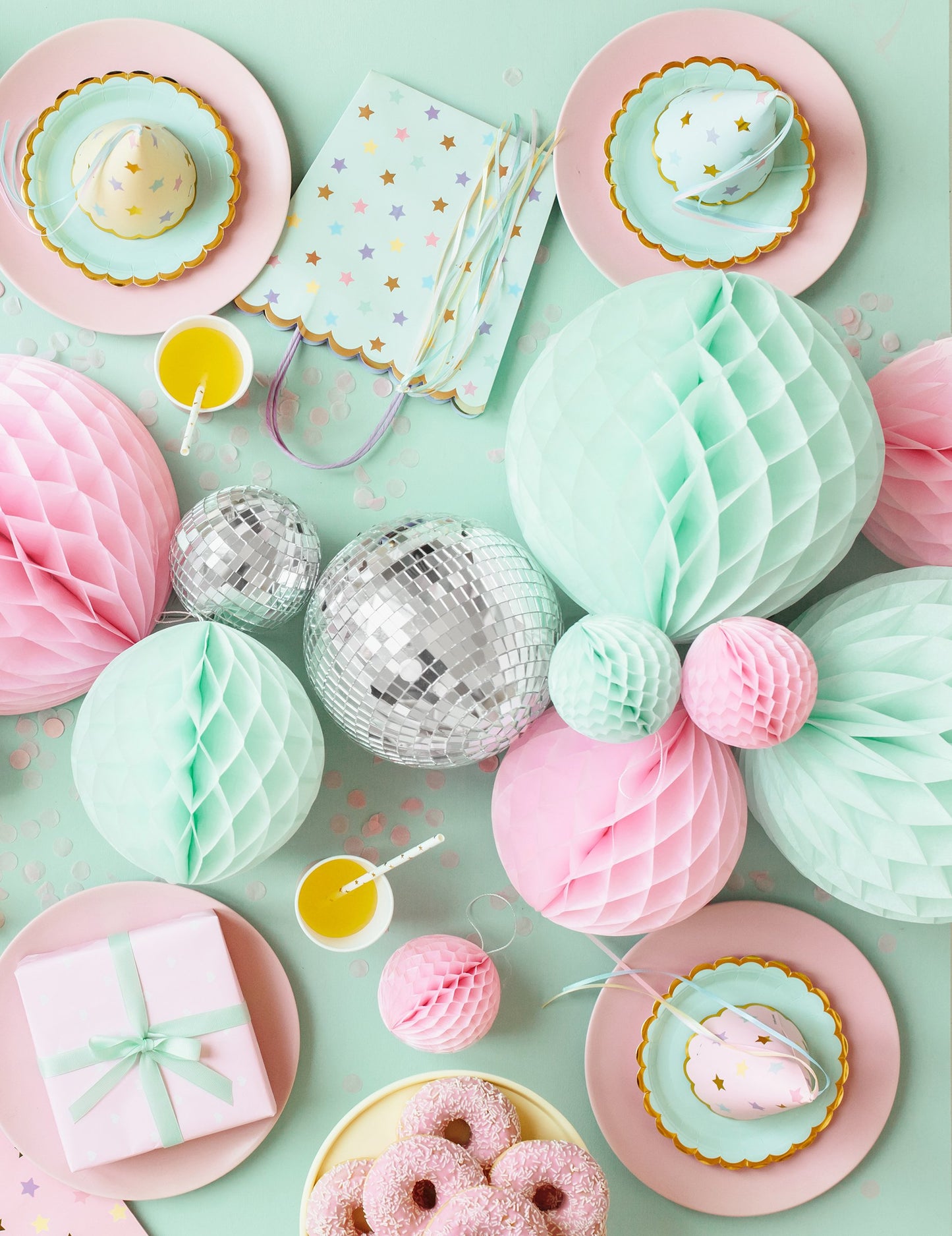 Mala mint zelena papirnata kugla s ćelijastom strukturom 10 cm za vješanje 