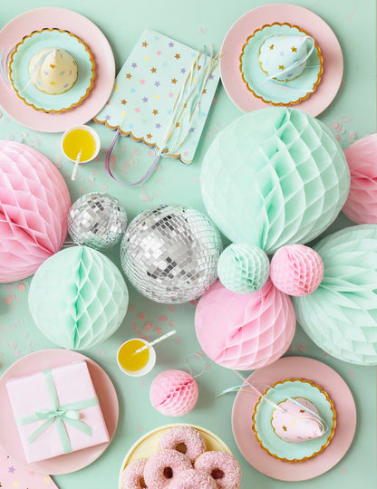 Mala mint zelena papirnata kugla s ćelijastom strukturom 10 cm za vješanje 