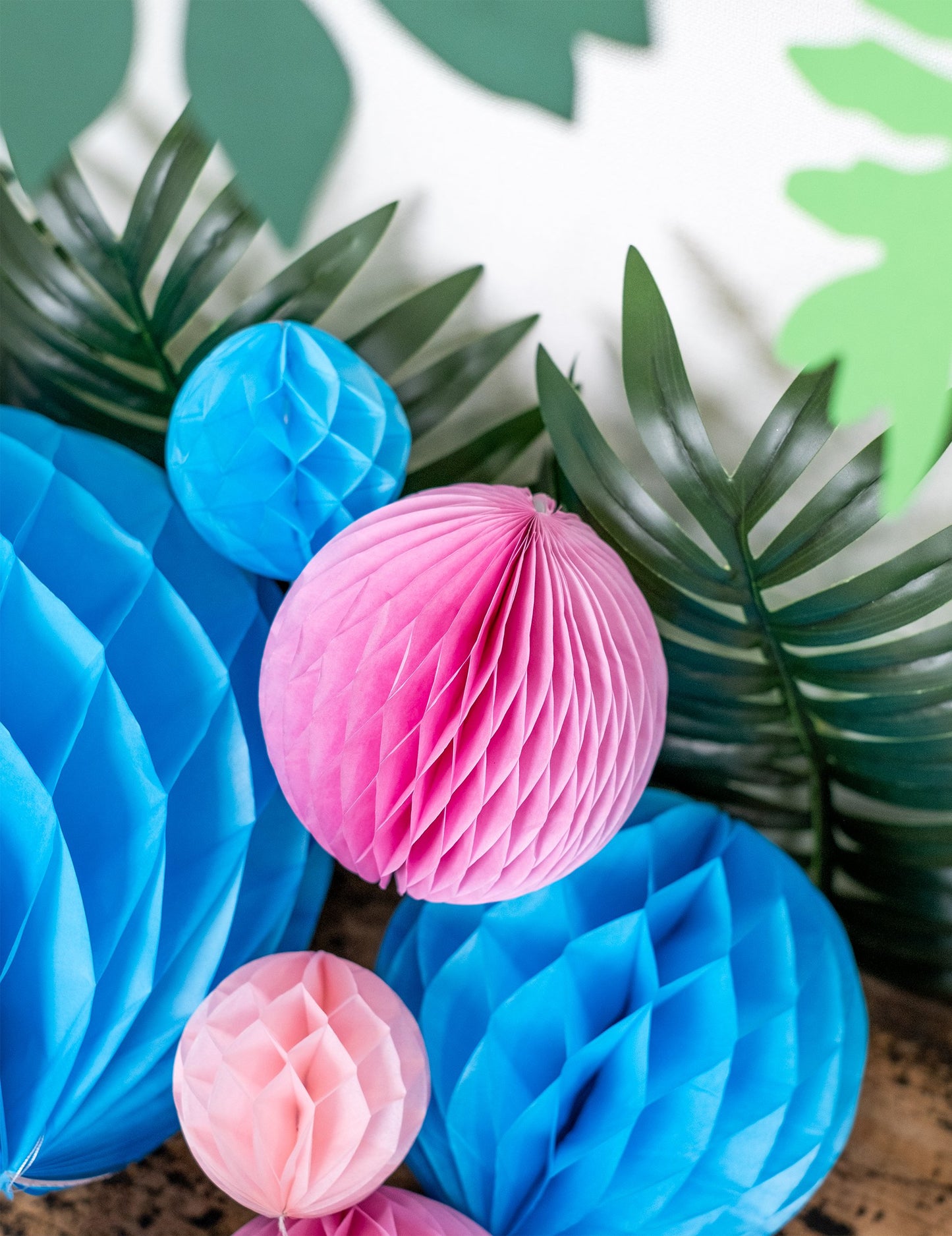 Mala roza saćasta papirnata kugla 10 cm viseća dekoracija 