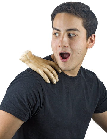 Mala ruka izrezana s odraslog ramena