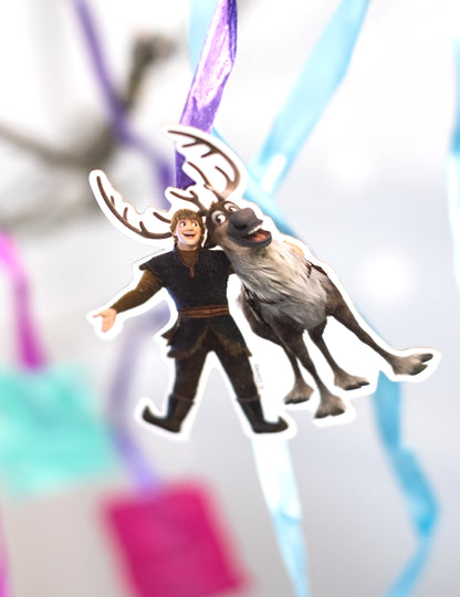 Détail de Kristoff et Sven attachés à un ruban de la Piñata La Reine des Neiges