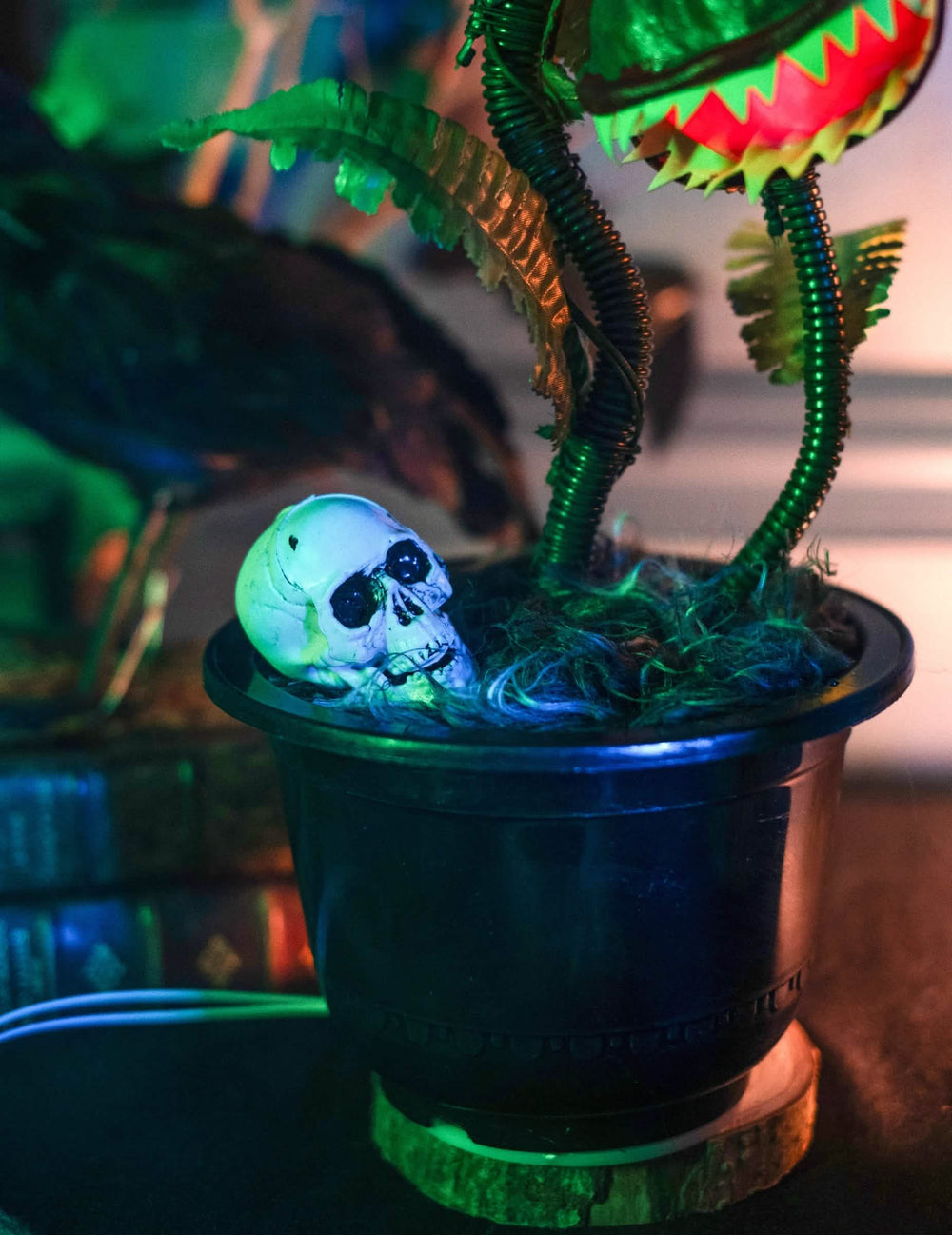 Detalj lubanje u loncu animirane mesožderke dekoracija za halloween