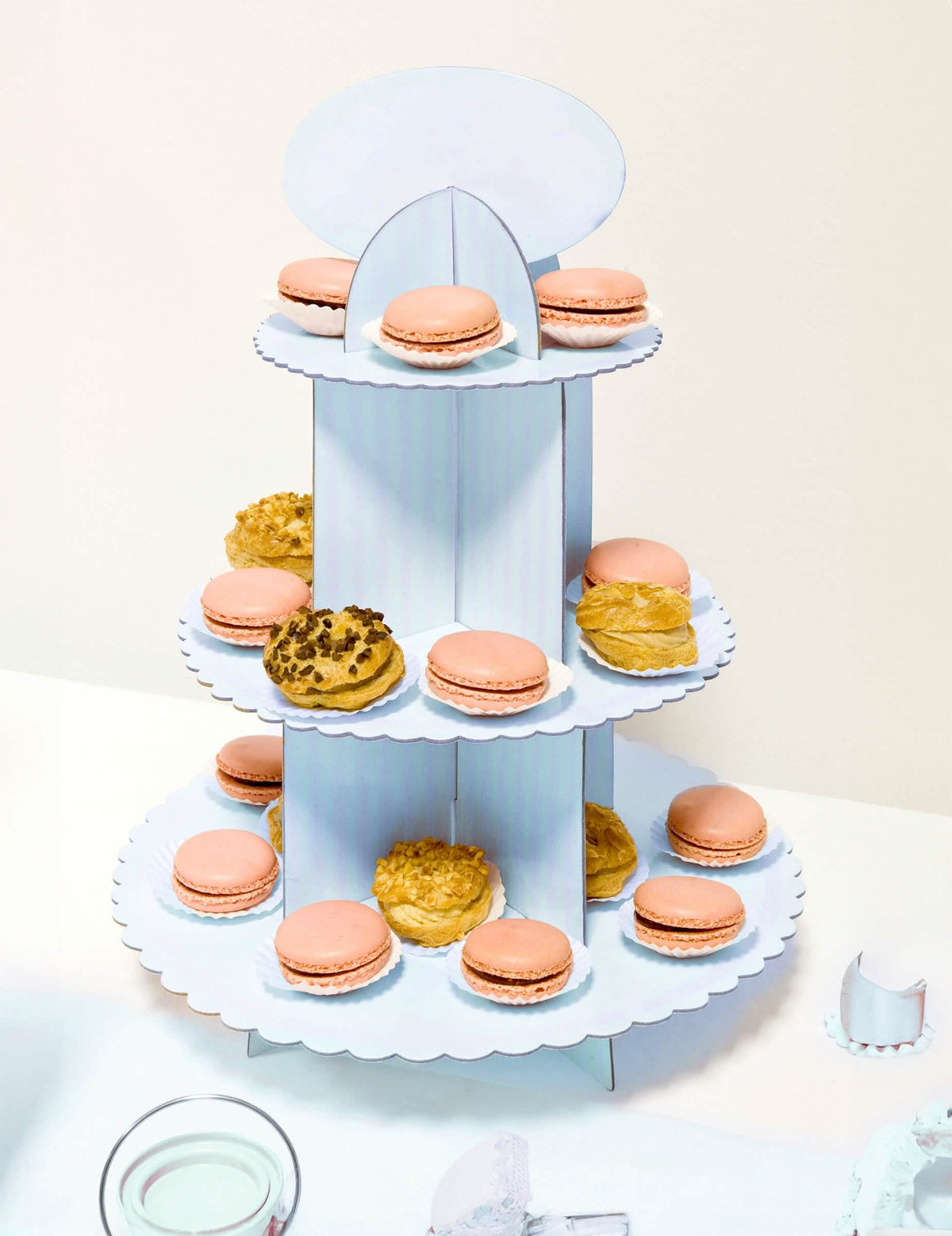 Postavljanje s macaronsima s kartonskog stalaka za cupcake za baby shower