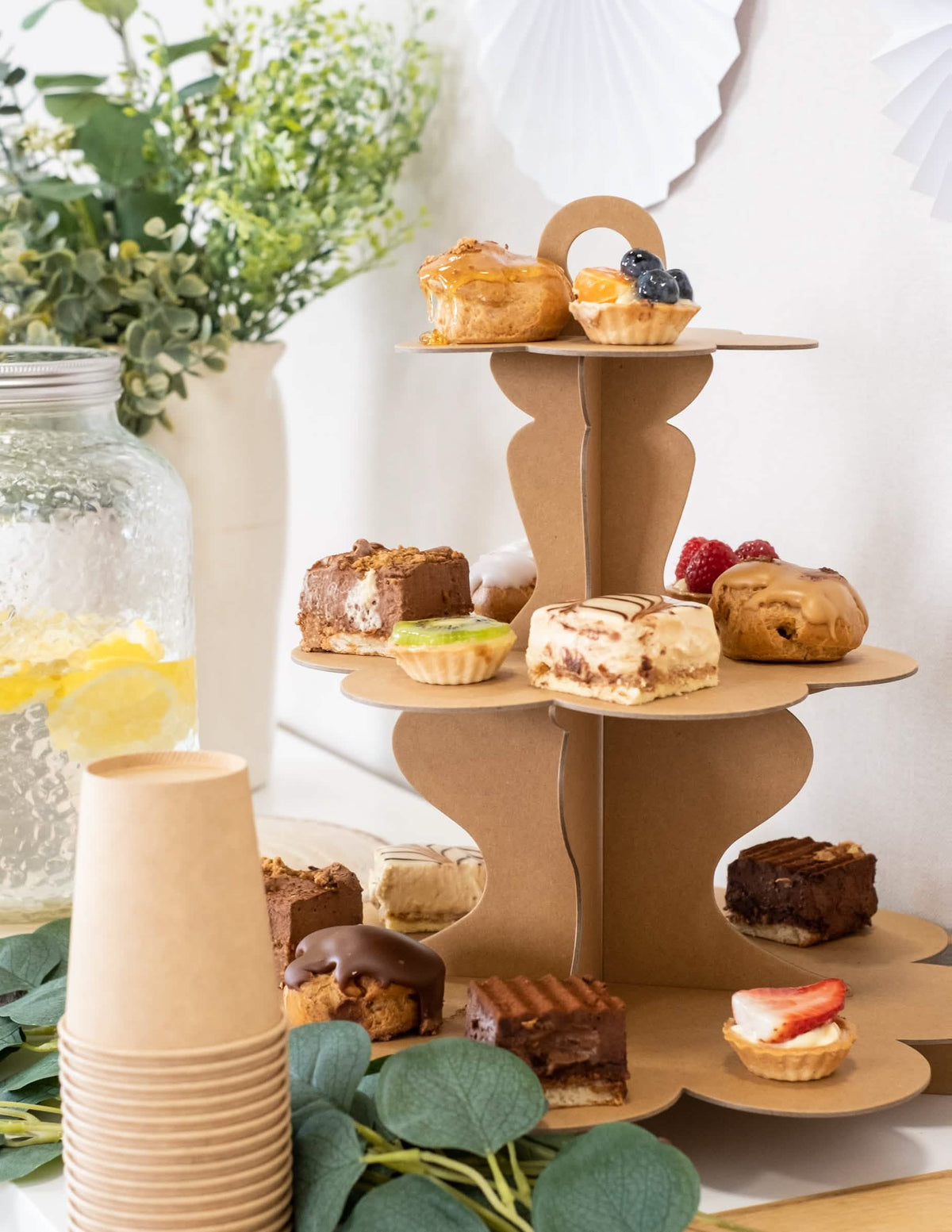 Postavljanje kartonskog cupcake postolja od kraft smeđe boje s 3 etaže
