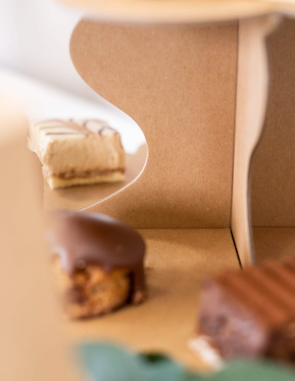Krupni plan središnje strukture kartonskog cupcake stalka od kraft smeđa papira s 3 etaže